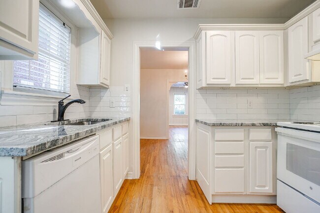 Building Photo - Adorable 1-Bedroom Duplex located near dow...