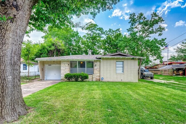 Building Photo - 4440 Castor St