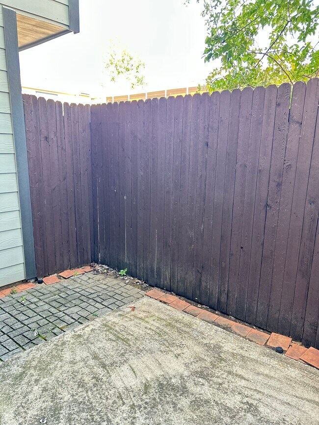 Building Photo - 644 W Collins St