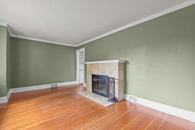 Building Photo - Classic Tacoma Charm with Room to Breathe....