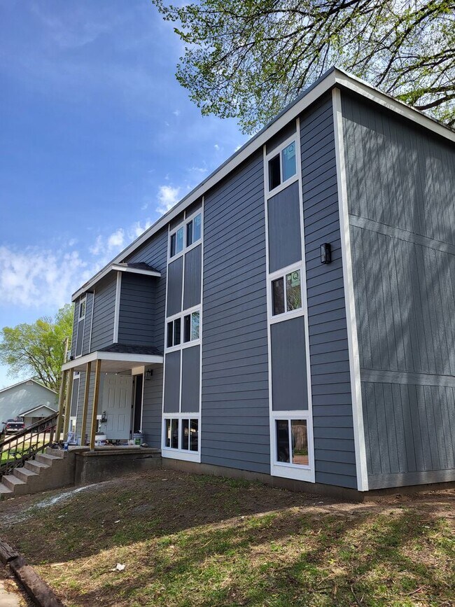 Building Photo - 2 bedroom 1 bath apartment for rent in Wamego KS