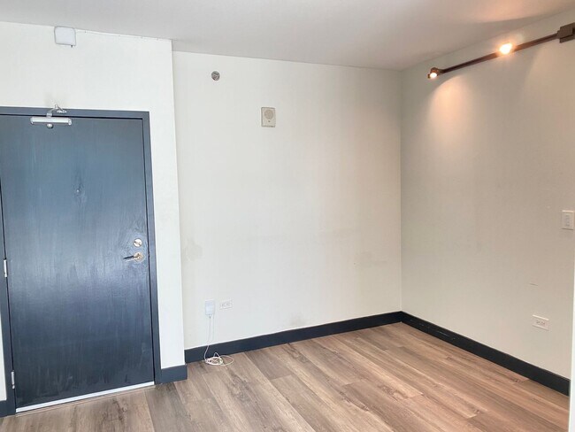 Building Photo - 14th Floor Downtown San Diego Apartment
