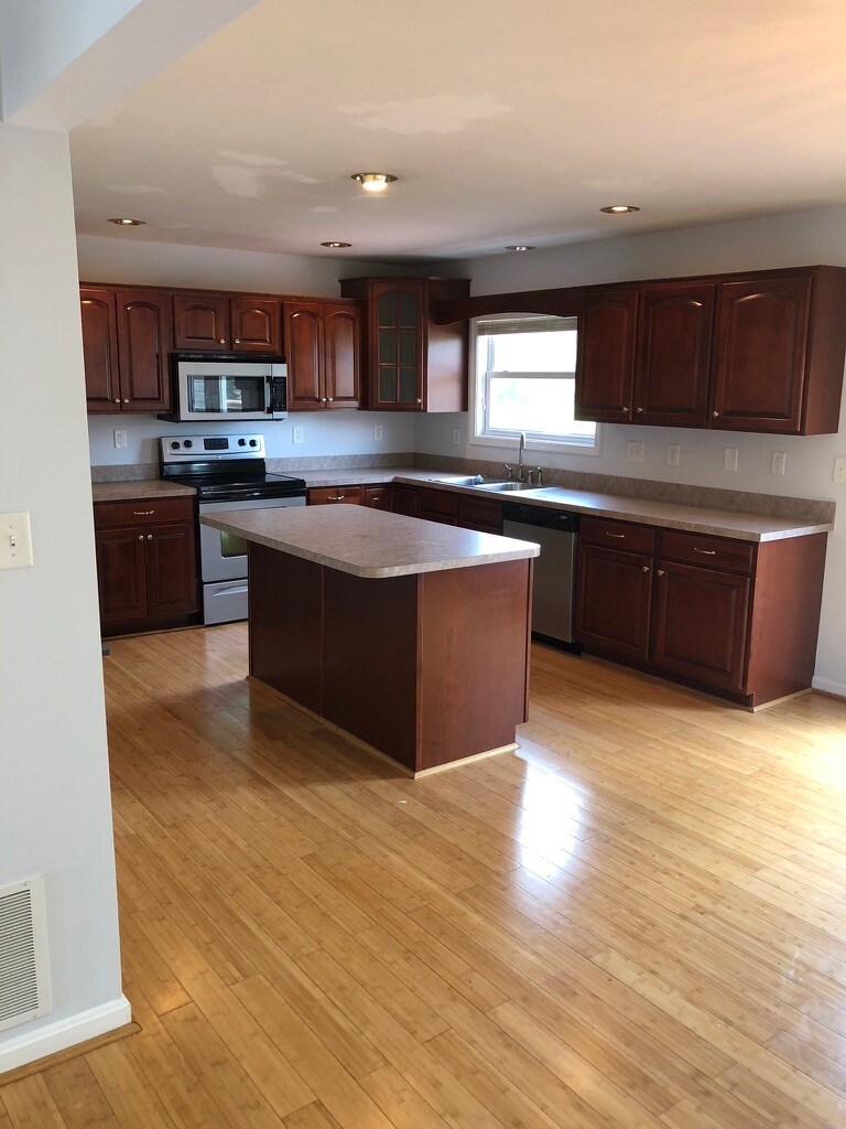 Building Photo - 68 Baltusrol Dr