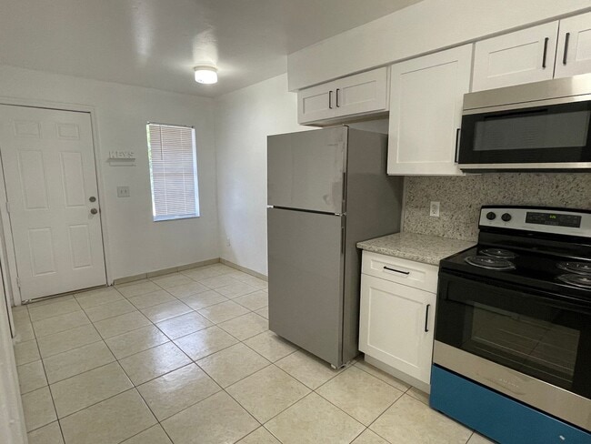 Building Photo - Duplex for lease