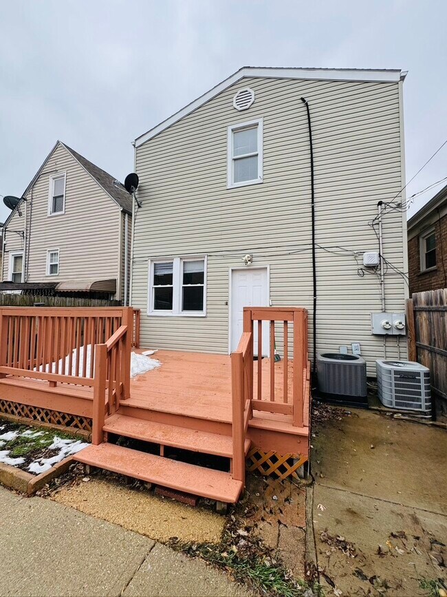 Building Photo - 2123 N Mango Ave