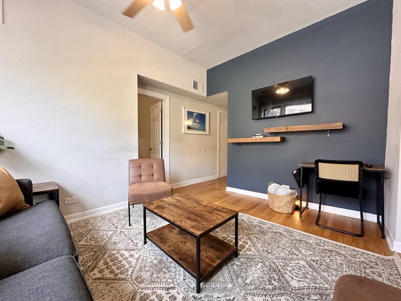 Building Photo - 906 N Damen Ave