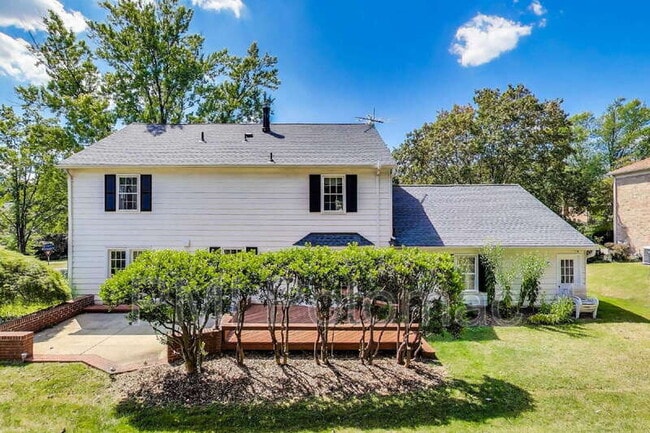 Building Photo - 1718 Crestview Dr