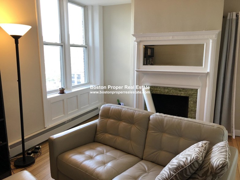 Building Photo - 483 Beacon St