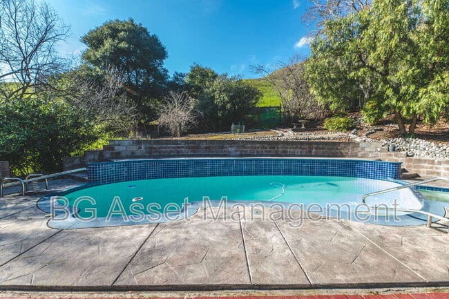 Building Photo - 2901 Doidge Ave