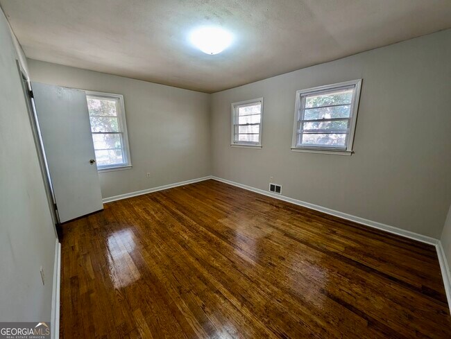 Building Photo - 170 Forest Rd