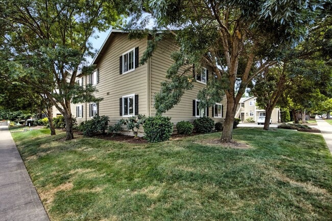 Building Photo - Comfortable 2-Bedroom Apartment in Desirable East Medford