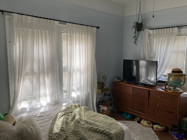 Building Photo - Spacious 2 Bedroom House Close to Campus!!