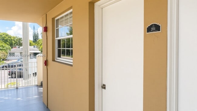 Building Photo - 5500 SW 77th Ct