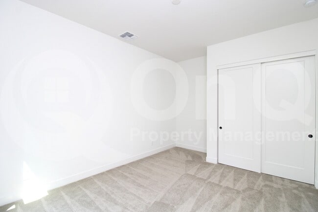 Building Photo - 813 E Corral Rd