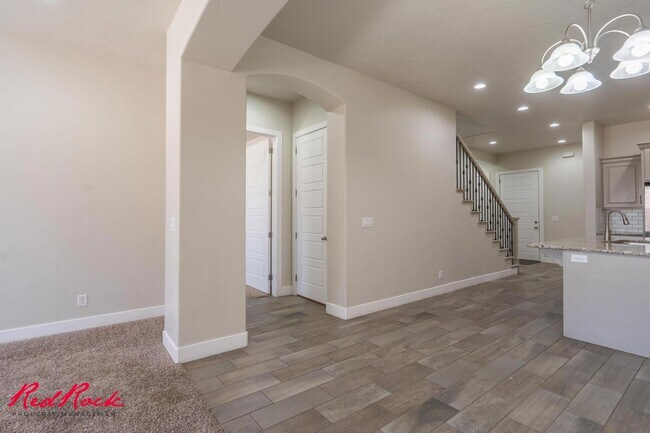 Building Photo - Pet Friendly 4 Bedroom Home! Internet Incl...