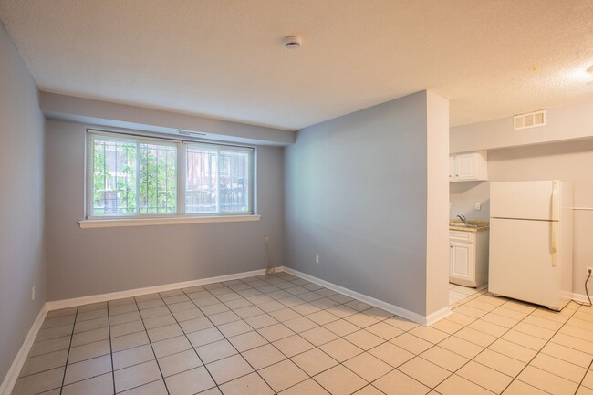 Building Photo - Lovely 2 Bedroom / 1 Bathroom Apartment in...