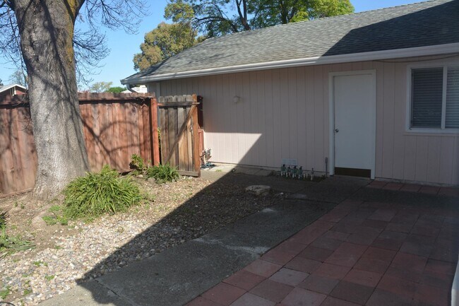 Building Photo - Sharp Pittsburg 3/2