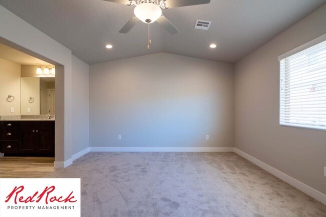 Building Photo - Spacious Townhome in Hurricane Heights