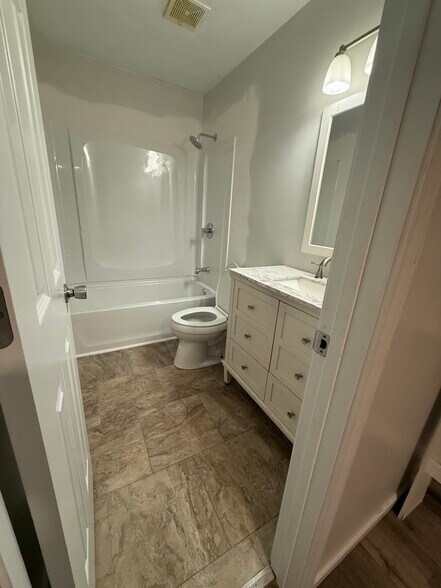 Building Photo - 718 Village Ln