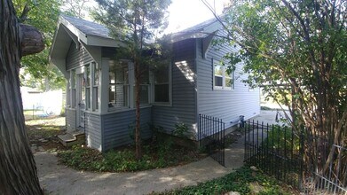 Building Photo - One Bedroom House off of Grand Ave!