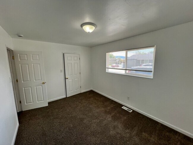Building Photo - Refreshed Two Bedroom Sparks Duplex