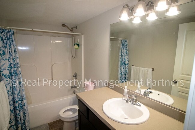 Building Photo - 5-Bedroom Townhome in Hudsonville | Cul-de-Sac, 2-Car Garage, Lawn & Snow Included