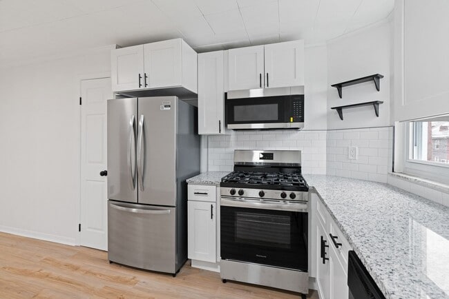 Building Photo - 2 bed 1 bath - all updated, central air, laundry, great location