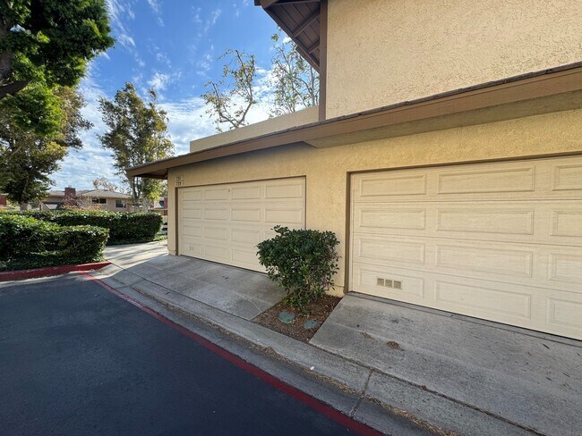 Building Photo - Beautiful 2+1.75 Upstairs Condo in Desirable Parkside Community