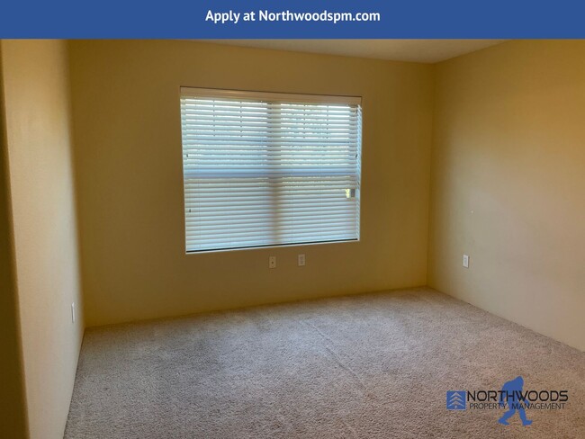 Building Photo - Beautiful 2 Bedroom 2.5 Bath Townhouse in ...