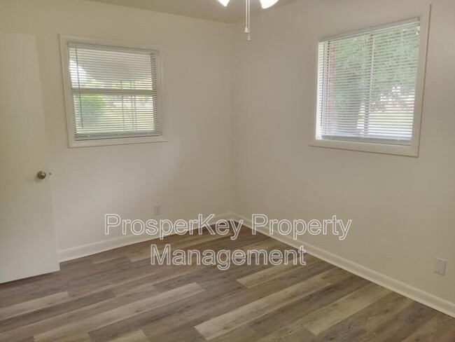 Building Photo - 708 Wright Dr