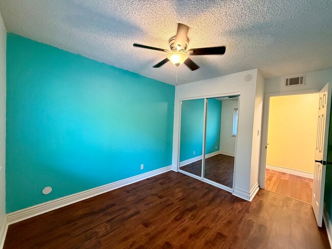 Building Photo - 50% Off First Months Rent | Private Deck & Prime Location | 2BR Sacramento Condo