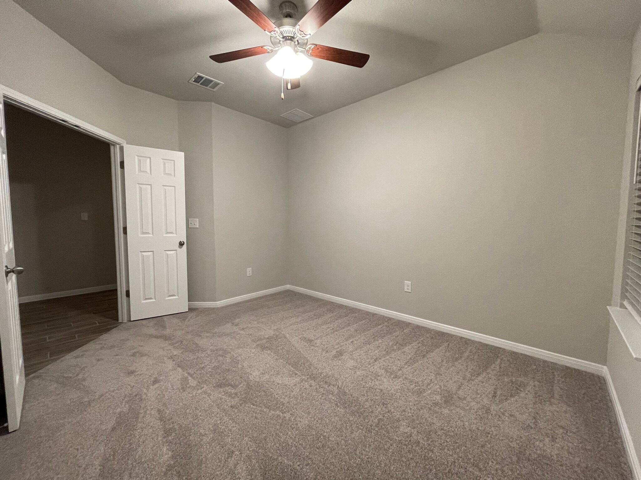 Building Photo - 300 La Joya Pass