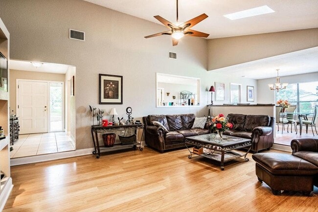 Building Photo - 3 bedroom 3 bath executive home in Imperia...