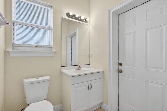 Building Photo - Large and Clean home on a corner lot. 3 Be...