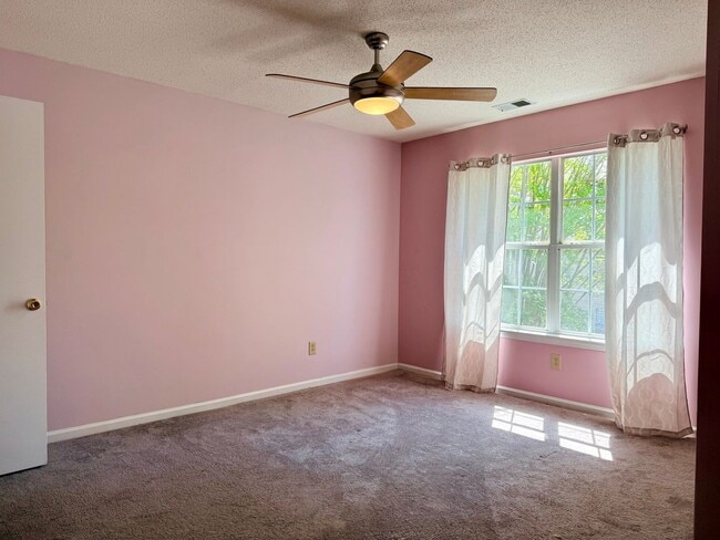 Building Photo - 3 Bed 2.5 Bath Hampton Home!