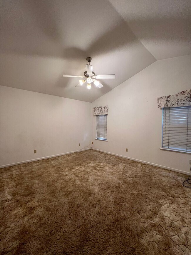 Building Photo - Cute, well -maintained home