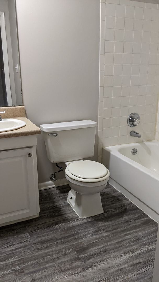 Building Photo - Linton Oaks townhouse - Completely Remodeled