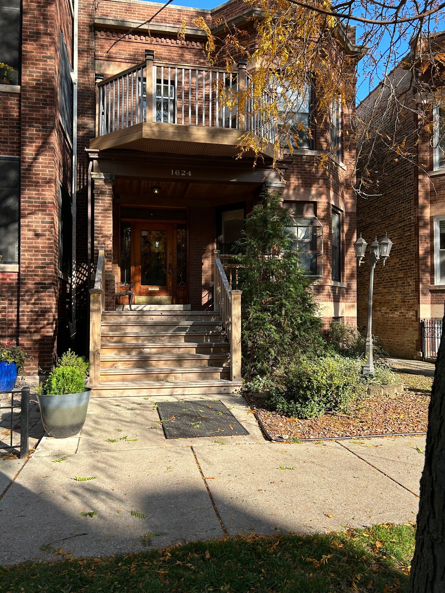 Front of house & shared front porch - 1624 W Rascher Ave