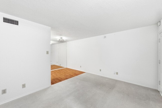 Building Photo - 505 W 7th St