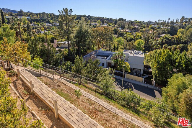 Building Photo - 17108 Oak View Dr