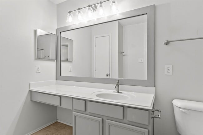 Building Photo - 6 Thicket Grove Pl