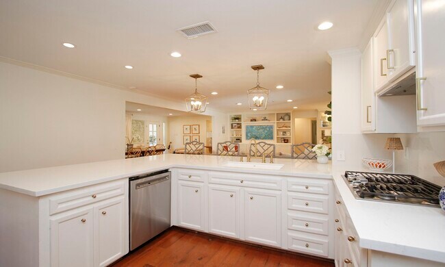 Building Photo - 827 St George Ln