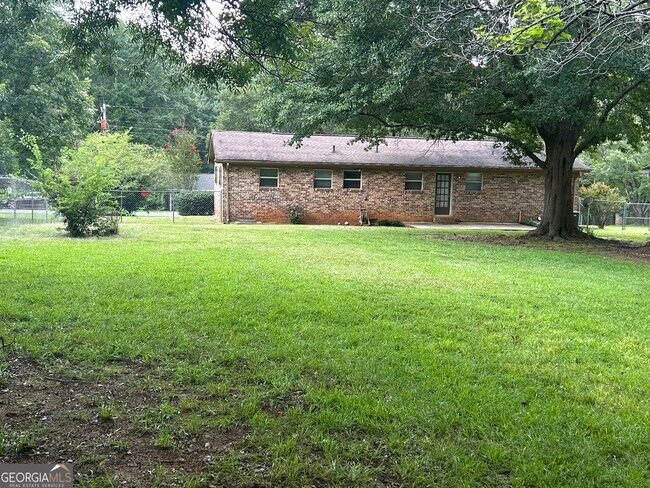 Building Photo - 1020 Tuxedo Ln