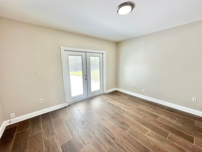 Building Photo - ** CENTRAL NAPLES **4 BED / 2 BATH ** POOL**PETS OK**ANNUAL RENTAL**