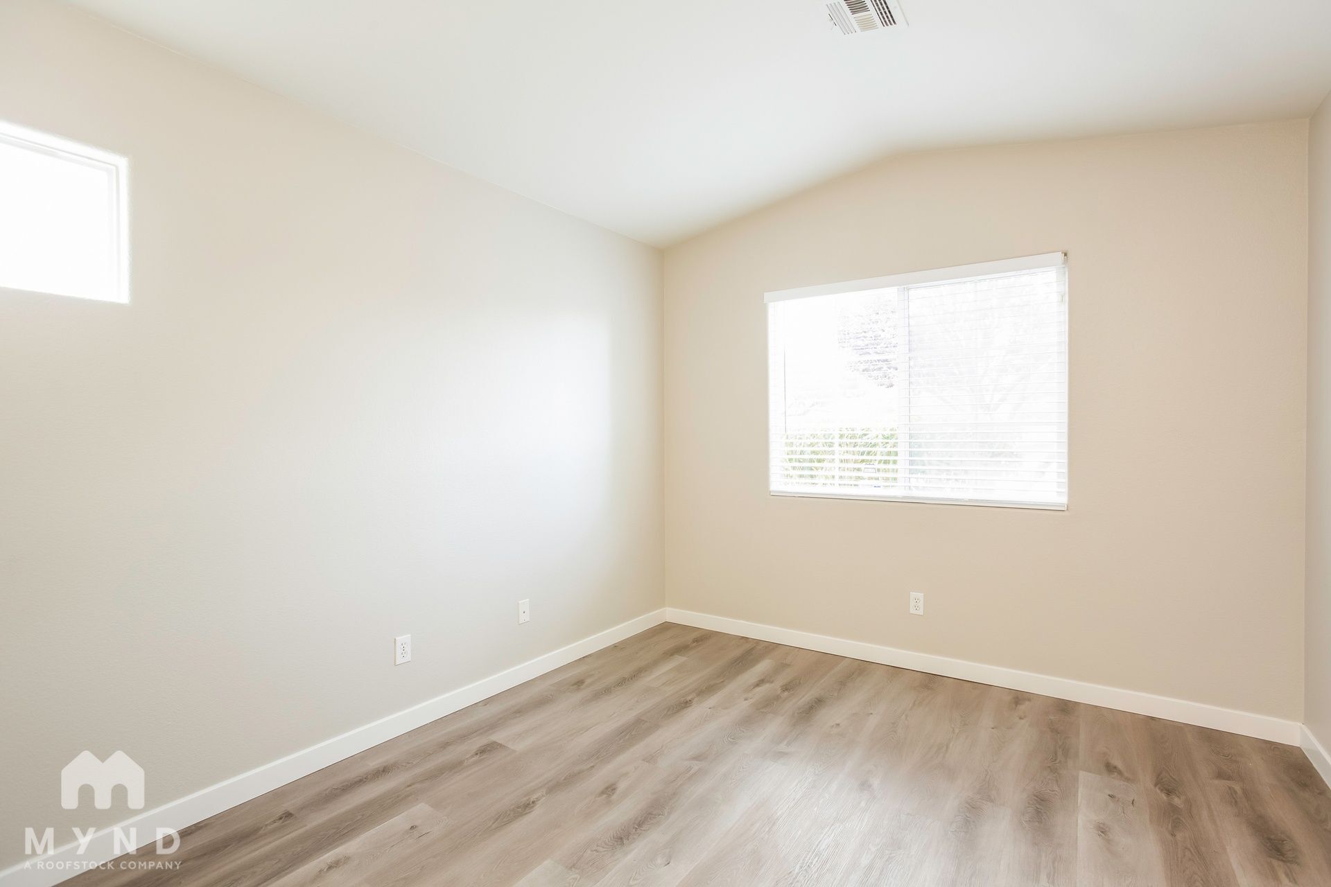 Building Photo - 423 Regal Robin Way