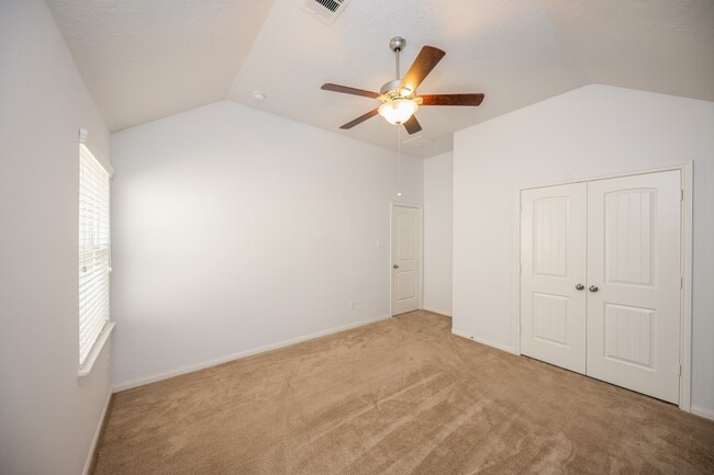 Building Photo - 3019 Lake Dr