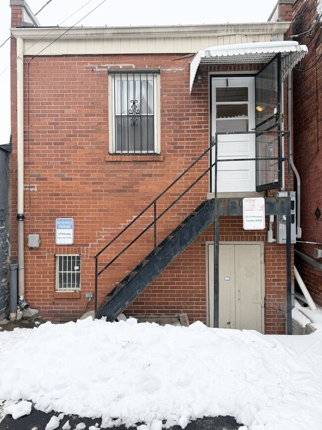 Building Photo - 329 W Broadway St