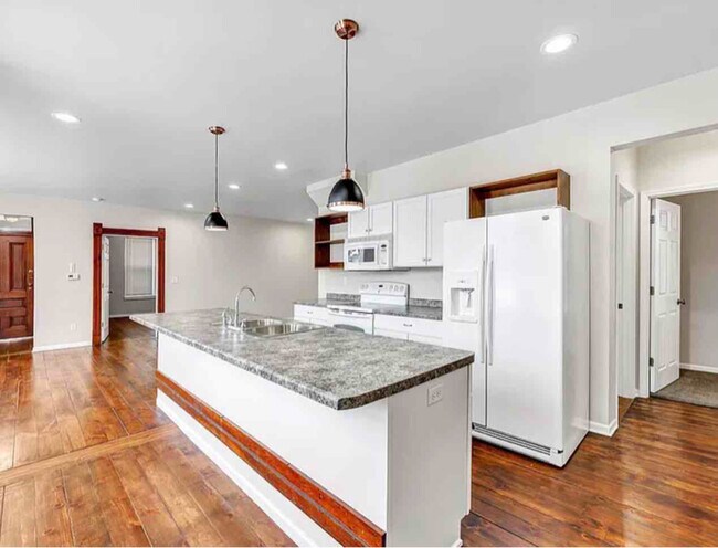 Building Photo - 625 N Maple Ave