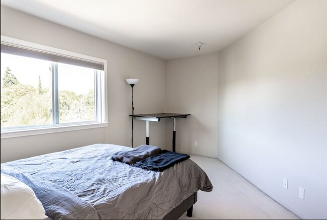 Building Photo - EPIC REA -End-unit AND TOP TWO floors (pen...