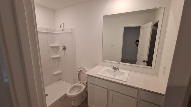 Building Photo - Townhome features 4 bedrooms and 2.5 bathr...